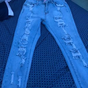I’m selling some jeans of mine to sadly don’t fit me anymore :(